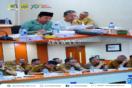 Badan Pembentukan Peraturan Daerah (Bapemperda) DPRD Kabupaten Bekasi menggelar rapat kerja bersama Pemerintah Daerah dalam rangka membahas kesiapan Rancangan Peraturan Daerah (Raperda) yang akan masuk dalam agenda pembahasan, Rapat Berlangsung di Ruang R
