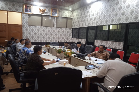 Rapat Kerja dengan Dinas Pertanian, Perindustrian, Koperasi dan UKM, Perdagangan dan Ketahanan Pangan dalam rangka Membahas Pra KUA PPAS Tahun Anggaran 2024.