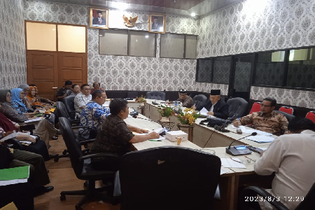 Rapat Kerja dengan Dinas Pertanian, Perindustrian, Koperasi dan UKM, Perdagangan dan Ketahanan Pangan dalam rangka Membahas Pra KUA PPAS Tahun Anggaran 2024.