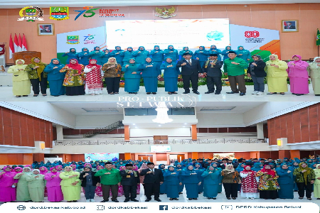 Ketua Ikatan Keluarga dan Istri Anggota DPRD (IKIAD) Kabupaten Bekasi, Hj. Yoyoh Masruroh, S.TH. I menghadiri Peringatan Hari Kesatuan Gerak (HKG) PKK ke-53 Tingkat Kabupaten Bekasi Tahun 2025 yang digelar di Gedung Swatantra Wibawa Mukti, Komplek Pemkab 