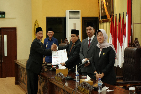 Rapat Paripurna DPRD Kabupaten Bekasi Penandatanganan Nota Kesepakatan Antara Pemerintah Daerah dengan DPRD Kabupaten Bekasi terhadap Rancangan KUA & PPAS Perub ahan APBD Tahun Anggaran 2023 dan Penetapan Kepurusan DPRD terhadap RAPERDA tentang Perusahaan