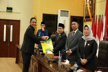 Rapat Paripurna DPRD Kabupaten Bekasi Penandatanganan Nota Kesepakatan Antara Pemerintah Daerah dengan DPRD Kabupaten Bekasi terhadap Rancangan KUA & PPAS Perub ahan APBD Tahun Anggaran 2023 dan Penetapan Kepurusan DPRD terhadap RAPERDA tentang Perusahaan