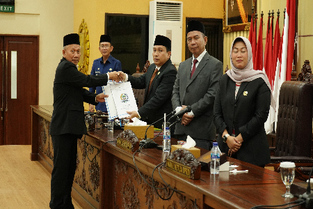 Rapat Paripurna DPRD Kabupaten Bekasi Penandatanganan Nota Kesepakatan Antara Pemerintah Daerah dengan DPRD Kabupaten Bekasi terhadap Rancangan KUA & PPAS Perub ahan APBD Tahun Anggaran 2023 dan Penetapan Kepurusan DPRD terhadap RAPERDA tentang Perusahaan