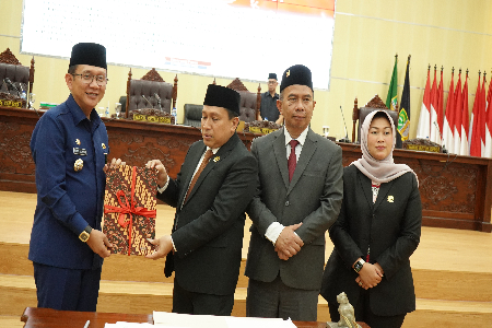 Rapat Paripurna DPRD Kabupaten Bekasi Penandatanganan Nota Kesepakatan Antara Pemerintah Daerah dengan DPRD Kabupaten Bekasi terhadap Rancangan KUA & PPAS Perub ahan APBD Tahun Anggaran 2023 dan Penetapan Kepurusan DPRD terhadap RAPERDA tentang Perusahaan