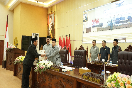 Rapat Paripurna DPRD Kabupaten Bekasi dalam rangka Penetapan Keputusan DPRD dan Penyampaian Nota Penjelasan terhadap Raperda di Kantor DPRD Kabupaten Bekasi pada tanggal 11 Juli 2023 