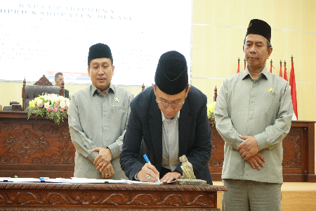 Rapat Paripurna DPRD Kabupaten Bekasi dalam rangka Penetapan Keputusan DPRD dan Penyampaian Nota Penjelasan terhadap Raperda di Kantor DPRD Kabupaten Bekasi pada tanggal 11 Juli 2023 
