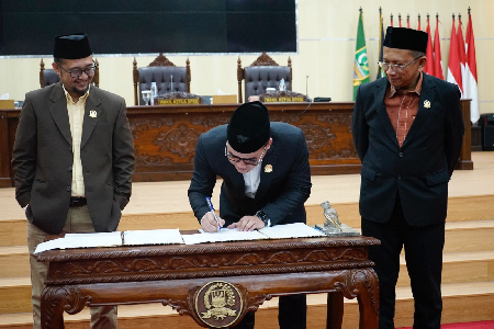 Paripurna Kesebelas Masa Persidangan Kesatu Tahun Sidang 2024-2025 Tetapkan 2 Raperda