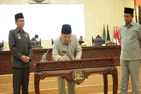 Rapat Paripurna DPRD Kabupaten Bekasi dalam rangka Penandatanganan Nota Kesepakatan KUA-PPAS APBD Tahun Anggaran 2024 di Kantor DPRD Kabupaten Bekasi pada tanggal 18 Agustus 2023.