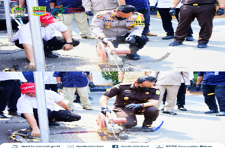 Ketua DPRD Kabupaten Bekasi, H. Ade Sukron, S.H.I, M.Si @adesukron04  menghadiri kegiatan Pemusnahan Barang Bukti yang Telah Memiliki Kekuatan Hukum Tetap (Inkracht) yang diselenggarakan oleh Kejaksaan Negeri Kabupaten Bekasi, bertempat di Halaman Parkir 