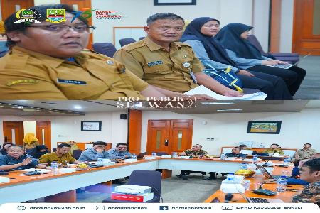 Cikarang Pusat (21/10/2025)  Panitia Khusus (Pansus) 8 DPRD Kabupaten Bekasi menggelar Rapat Lanjutan Pembahasan Pasal-perpasal dan finalisasi draft Rancangan Peraturan Daerah (Raperda) tentang Sistem Penyelenggaraan Pemerintahan Daerah Berbasis Data Desa