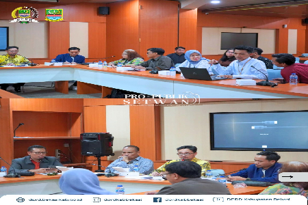 Tindak Lanjut Aduan Warga Terkait Pembangunan Jalur SUTT, Ketua DPRD Kabupaten Bekasi Gelar Rapat Dengar Pendapat dengan Mitra Kerja Terkait.