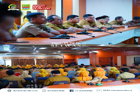 Plt. Sekretaris DPRD Kabupaten Bekasi, Drs. Dwy Sigit Andrian, M.M., memimpin jalannya Rapat Evaluasi Kinerja Pegawai di lingkungan Sekretariat DPRD Kabupaten Bekasi, sekaligus dirangkaikan dengan sosialisasi penggunaan tanda tangan elektronik melalui Apl