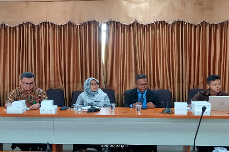Rapat Kerja Anggota Komisi IV DPRD Kab. Bekasi yaitu Bapak Rusdi Haryadi, S.P.d.I bersama Dinas Ketenagakerjaan Kab. Bekasi dan Team Relawan Demi Indonesia di Ruang Rapat DPRD Kab. Bekasi dalam rangka membahas Permasalahan Ketenagakerjaan di PT Sugity Cre