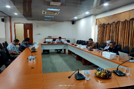 Rapat Kerja Anggota Komisi IV DPRD Kab. Bekasi yaitu Bapak Rusdi Haryadi, S.P.d.I bersama Dinas Ketenagakerjaan Kab. Bekasi dan Team Relawan Demi Indonesia di Ruang Rapat DPRD Kab. Bekasi dalam rangka membahas Permasalahan Ketenagakerjaan di PT Sugity Cre