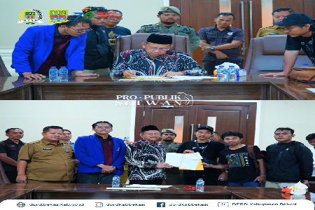 Wakil Ketua bersama Anggota DPRD Kabupaten Bekasi menerima dan menemui massa aksi yang digelar oleh Badan Parlemen Pemuda dan Mahasiswa di Komplek Pemerintah Kabupaten Bekasi,pada Selasa (16/09/2025).